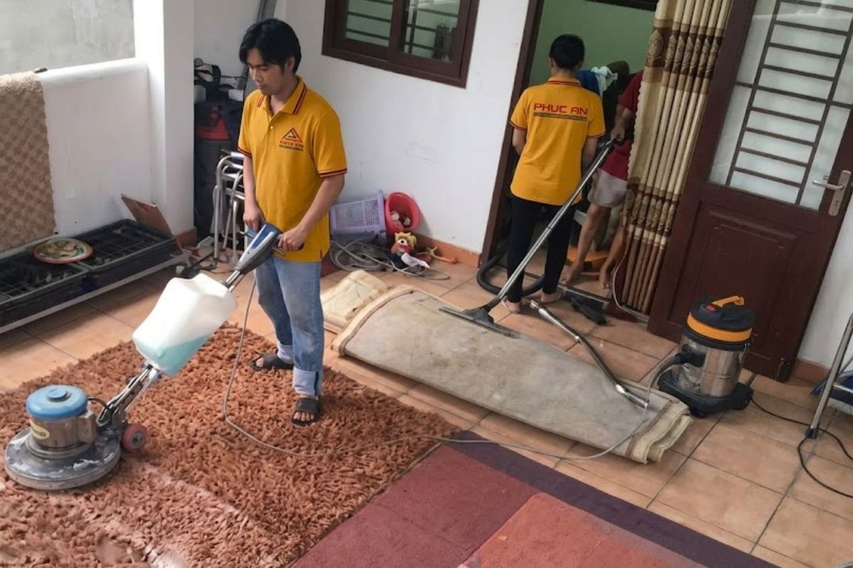 Nhân viên thực hiện dịch vụ vệ sinh thảm văn phòng