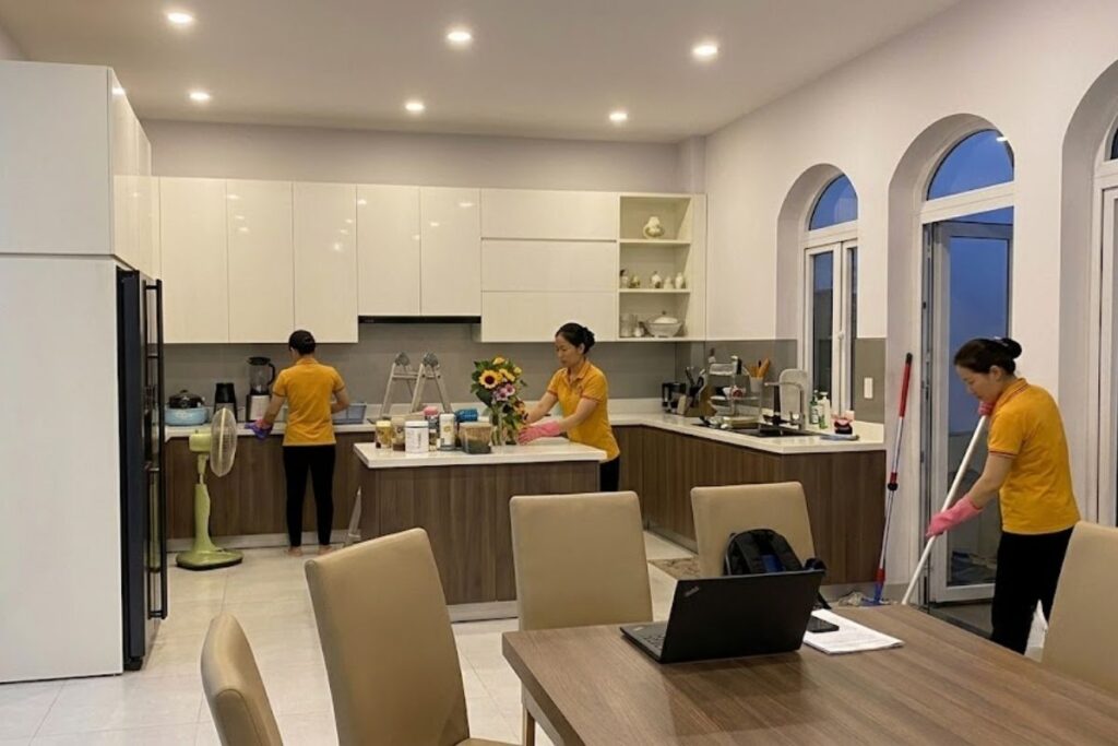 Nhân viên Phúc An vệ sinh biệt thự sau xây dựng