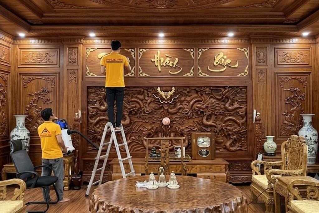Nhân viên Phúc An vệ sinh đồ gỗ trong biệt thự
