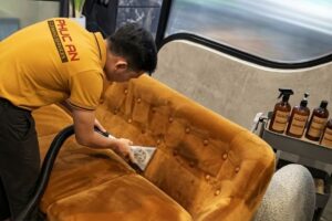 Nhân viên Phúc An vệ sinh sofa