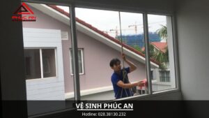 cach-lam-sach-kinh-nha-tam