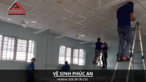 cach-lau-tran-nhua-sach-bong