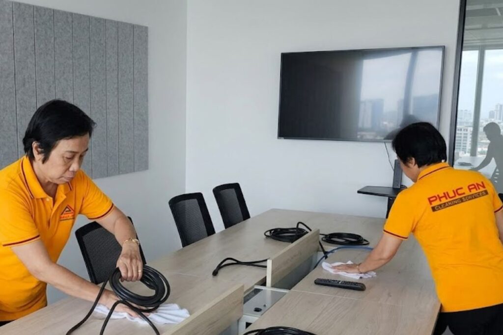 Nhân viên Phúc An vệ sinh văn phòng