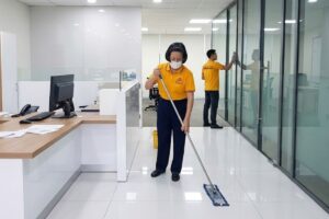 Nhân viên tạp vụ Phúc An vệ sinh văn phòng