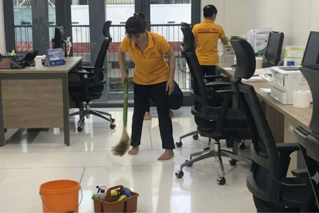 Vệ sinh văn phòng diện tích nhỏ