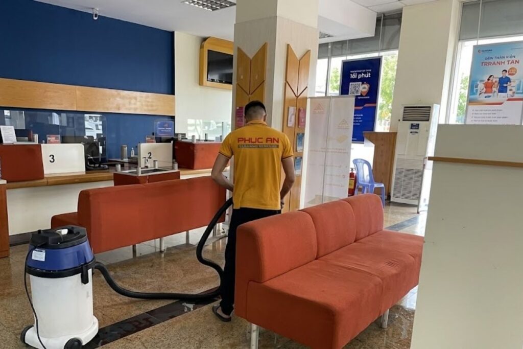 Giặt rèm cửa bằng công nghệ phun hút diệt khuẩn.