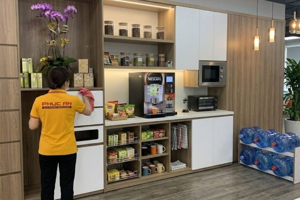 Vệ sinh tủ lạnh và máy pha cafe khu vực pantry