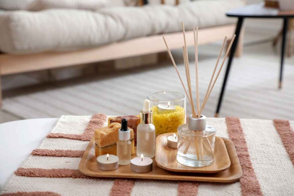 nước hoa hoặc tinh dầu để khử mùi phòng ngủ