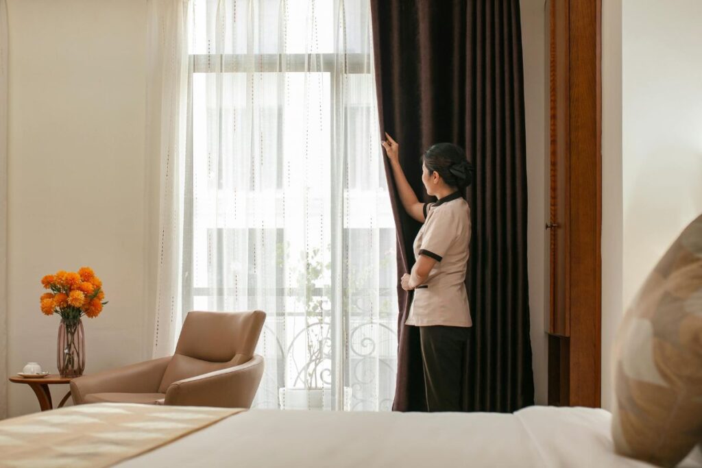 Có nên vệ sinh rèm cửa định kỳ không?