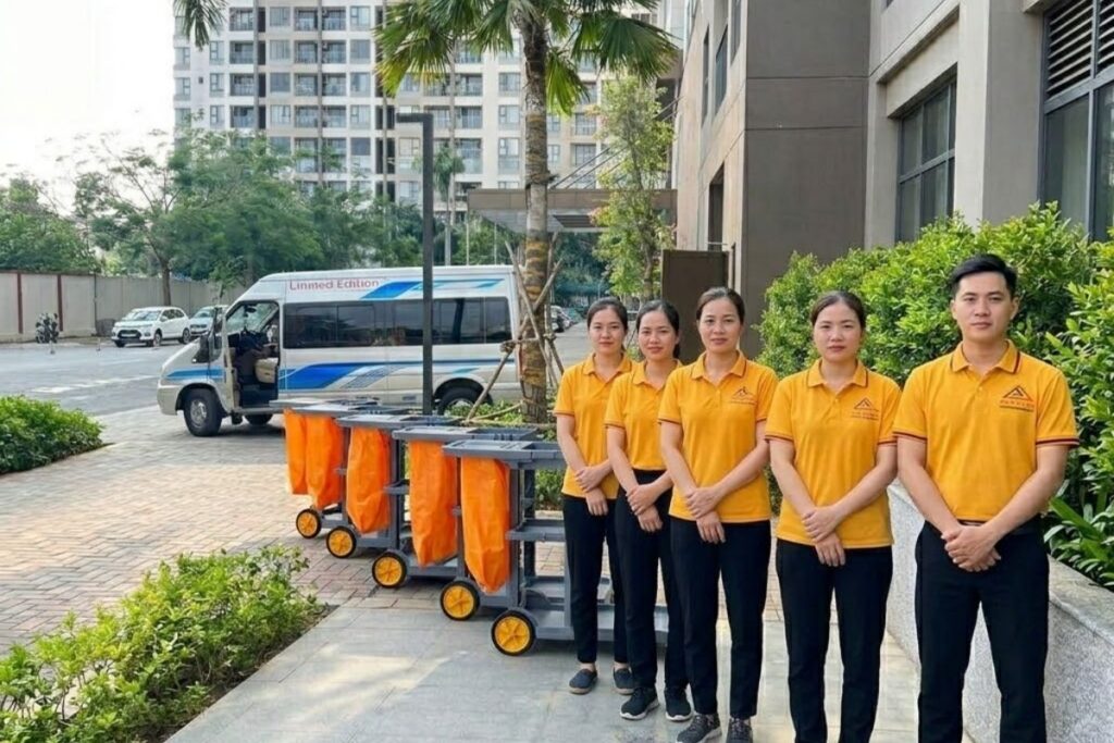 Nhân viên Phúc An vệ sinh khu đô thị