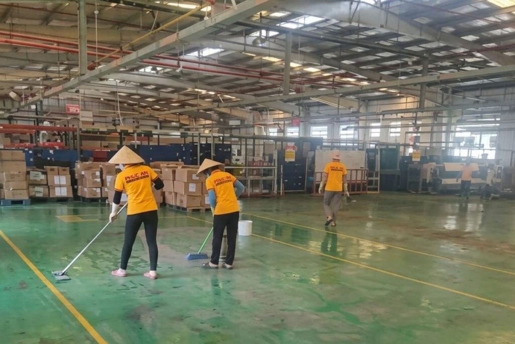 Nhân viên Phúc An làm sạch khu vực sản xuất