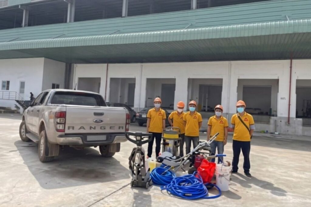 Nhân viên tạp vụ Duy Tân vệ sinh nhà máy