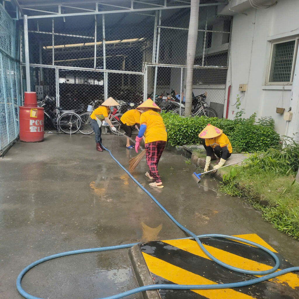 Vệ sinh ngoài nhà xưởng