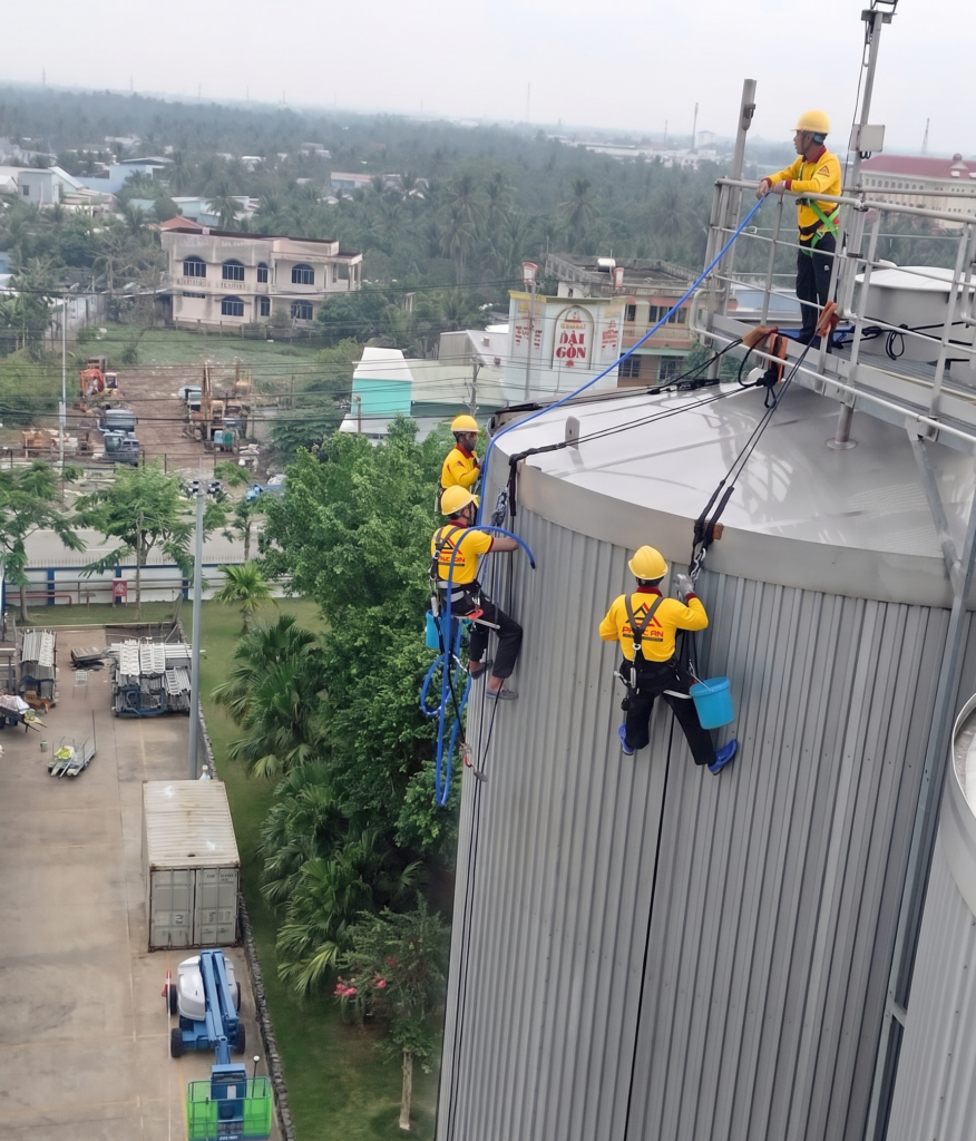 đu dây dọn vệ sinh